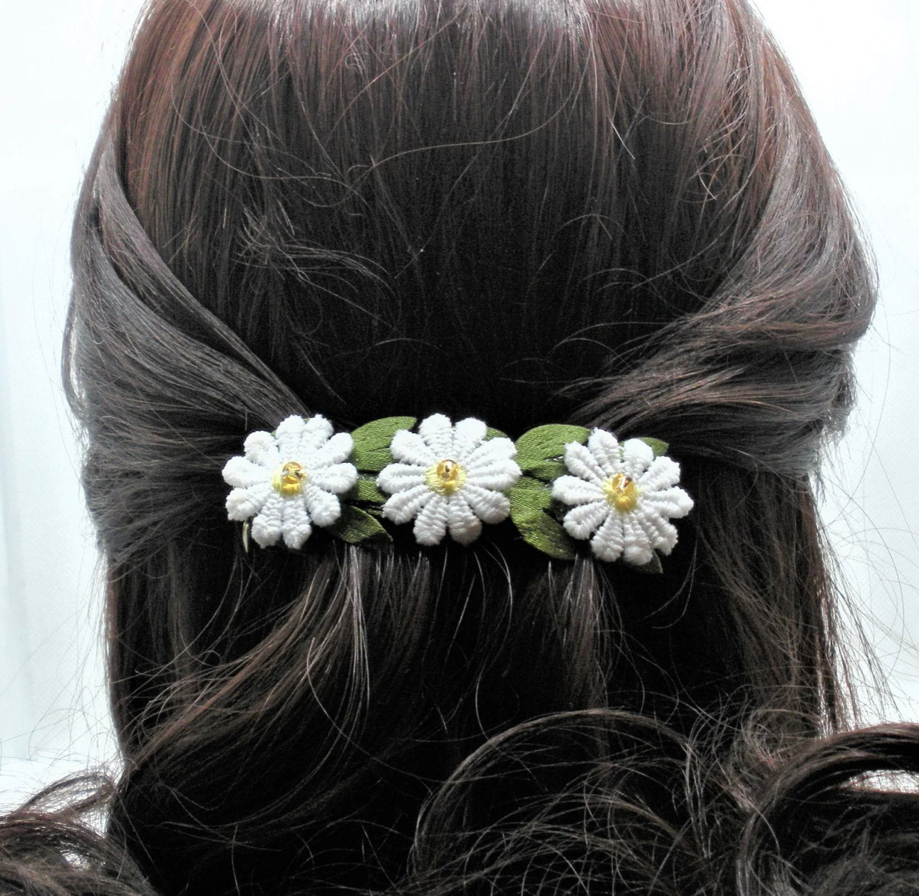 DP-197 WHITE DAISIES| DAISIES FLOWERS IN FABRIC WITH GREEN LEAVES & YELLOW BEADS