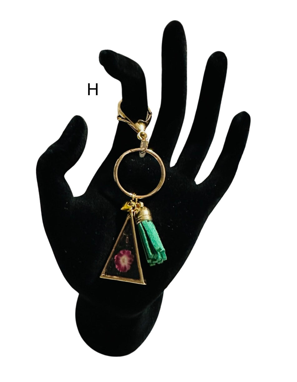DP-272 SOUVENIR 2| SMALL(CHICO)KEYRING MADE WITH COLORFUL BEADS, GLITTER, SEQUENCES AND RESIN IN GOLD METAL