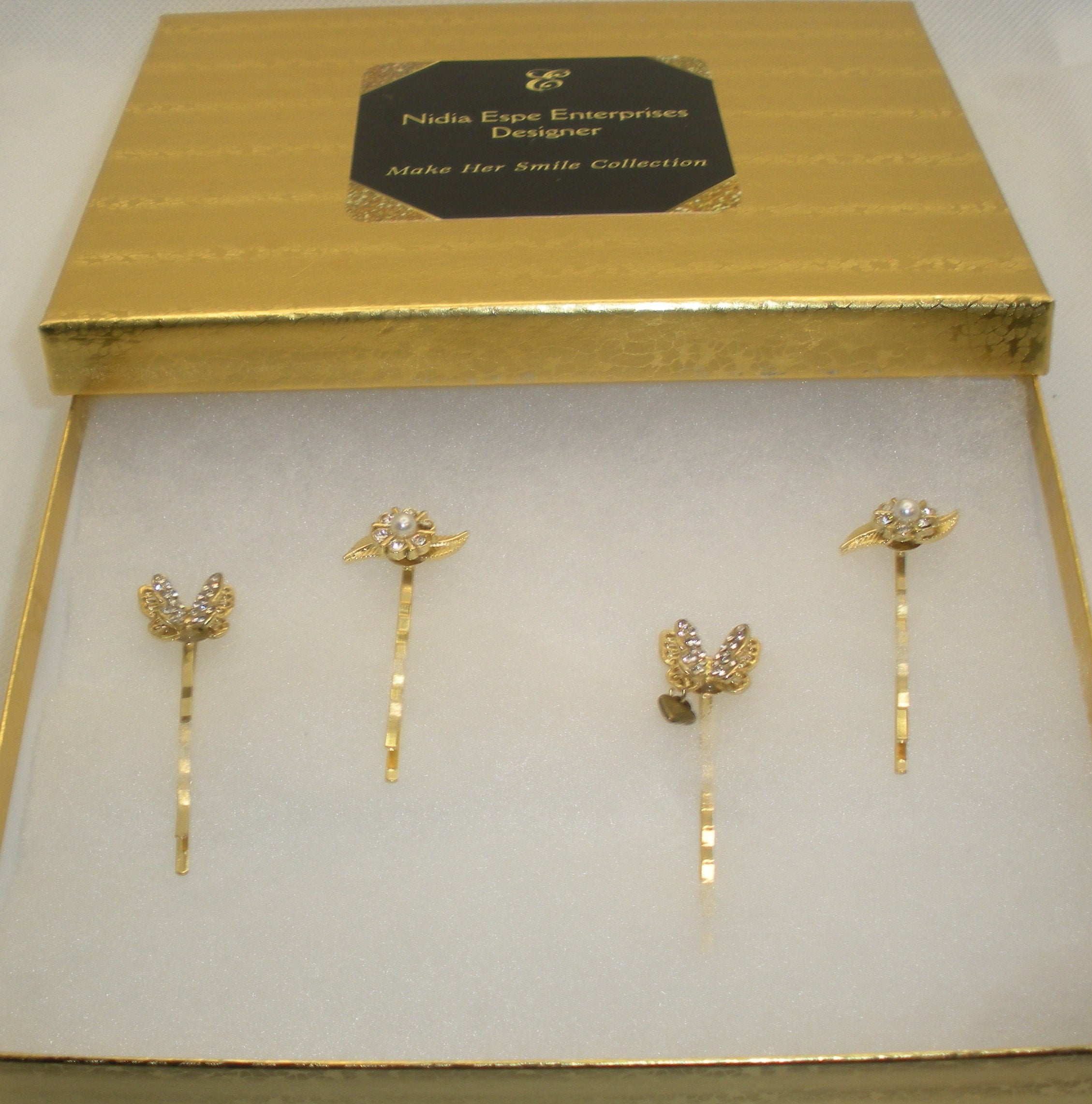 DP-189  BUTTERFLIES KISSES 2  | GOLD BUTTERFLIES W/GLASS DIAMOND AND GOLD FLOWERS