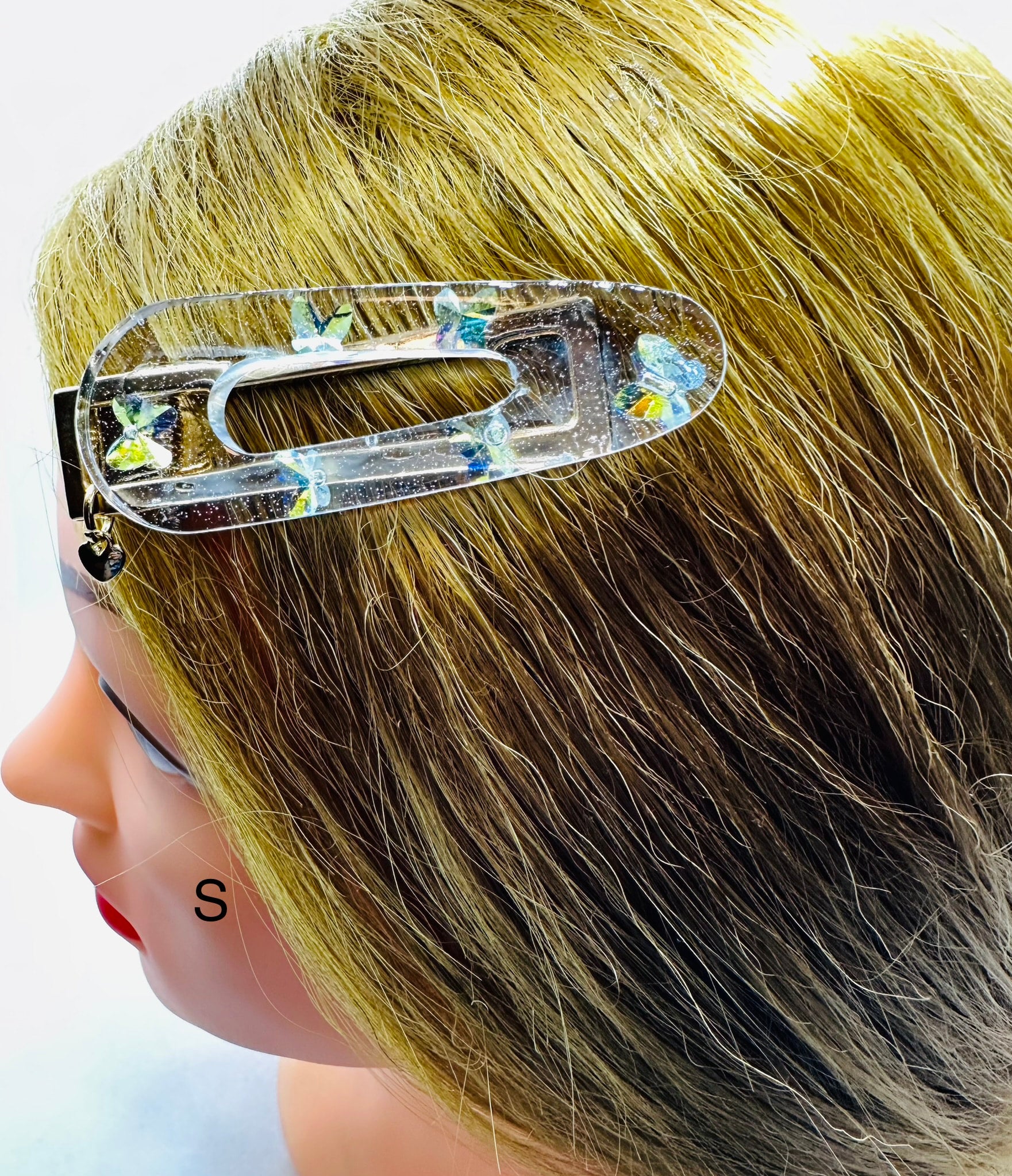 DP-270 FUN CLIPS | WITH COLORFUL BEADS GLITTER, BUTTERFLIES AND MADE WITH RESIN IN GOLD METAL