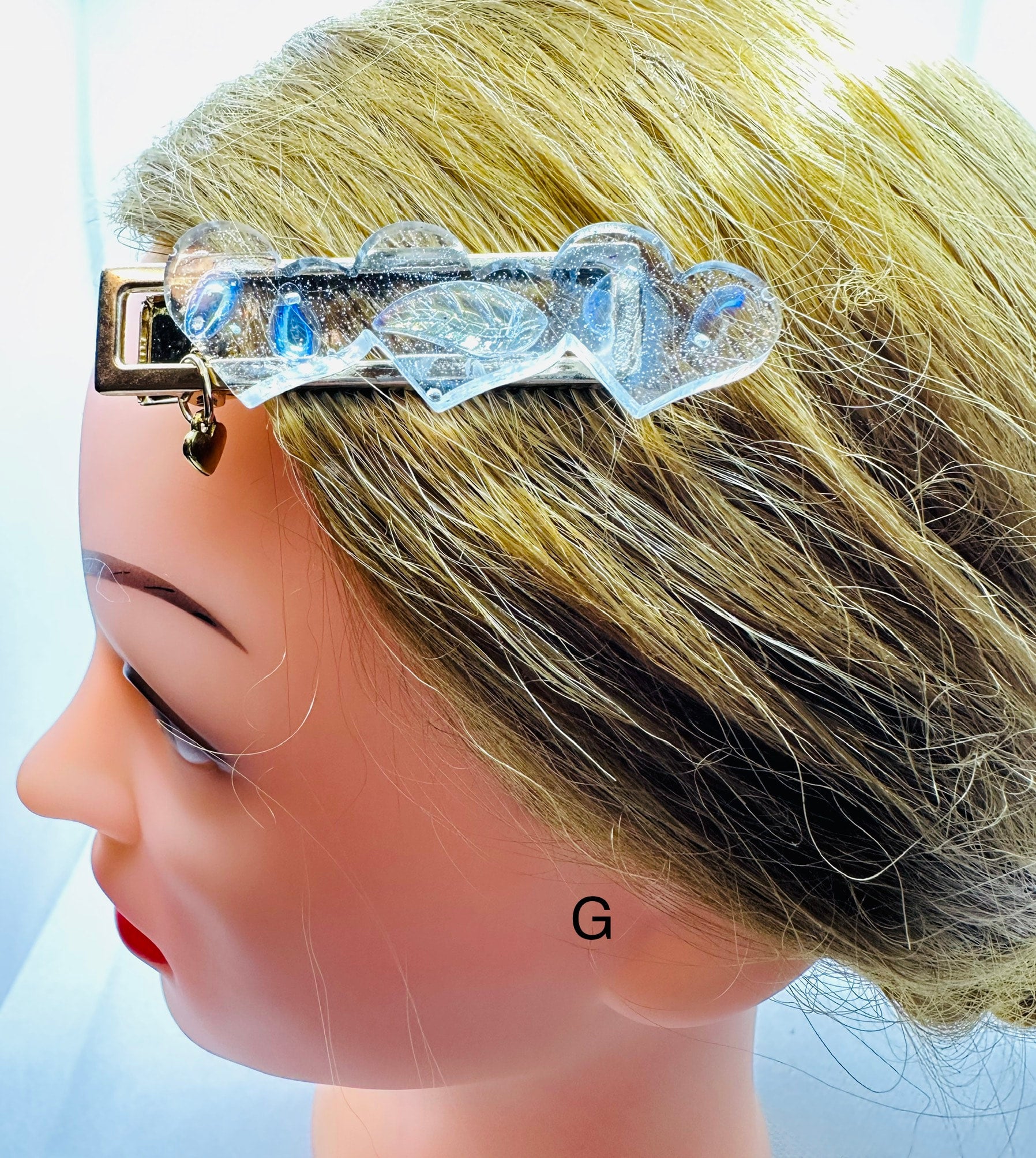 DP-270 FUN CLIPS | WITH COLORFUL BEADS GLITTER, BUTTERFLIES AND MADE WITH RESIN IN GOLD METAL