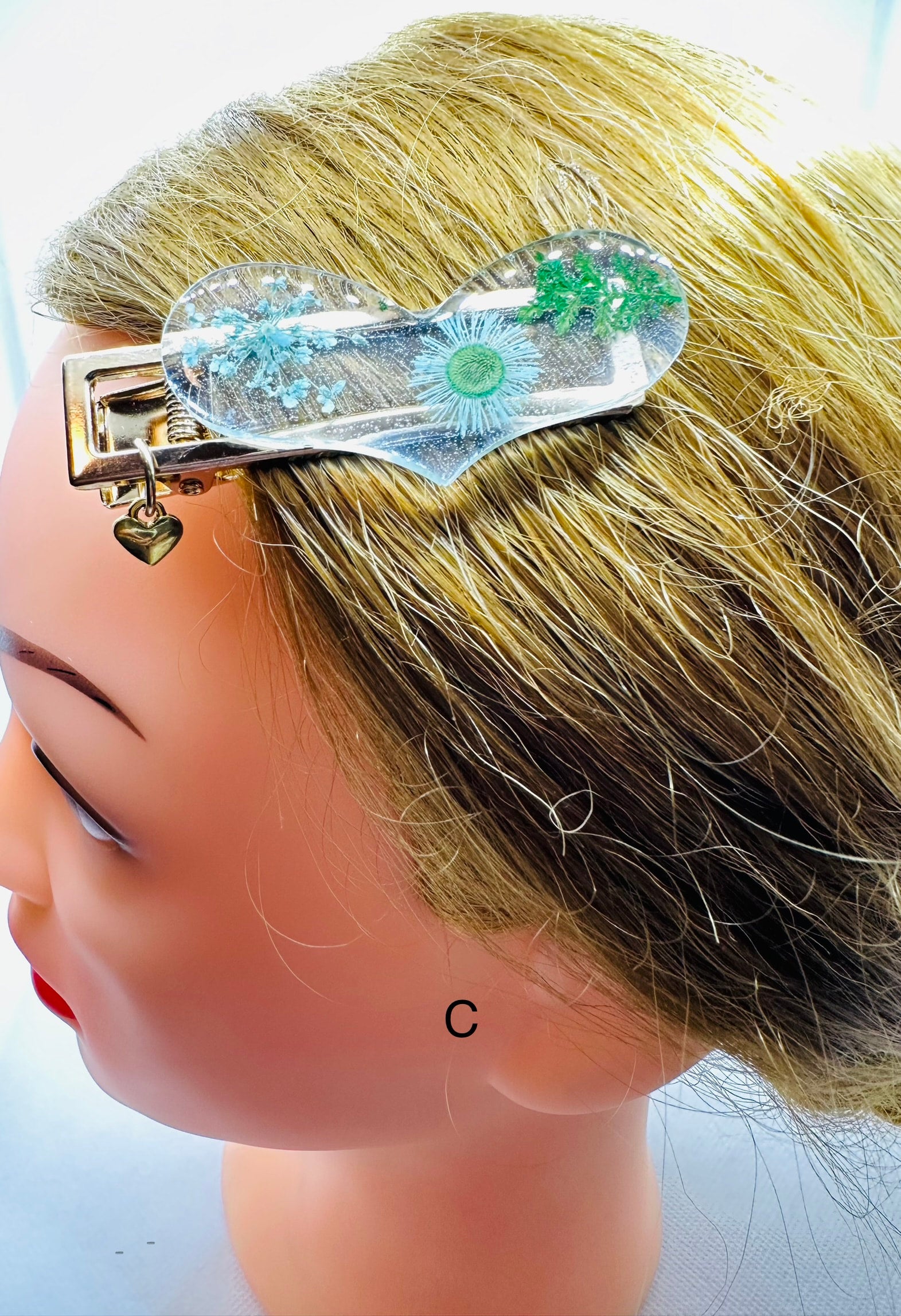 DP-270 FUN CLIPS | WITH COLORFUL BEADS GLITTER, BUTTERFLIES AND MADE WITH RESIN IN GOLD METAL