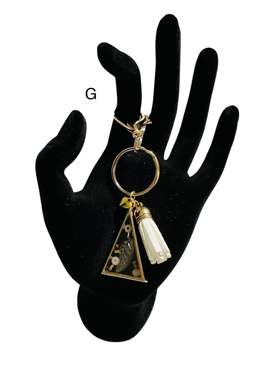 DP-272 SOUVENIR 2| SMALL(CHICO)KEYRING MADE WITH COLORFUL BEADS, GLITTER, SEQUENCES AND RESIN IN GOLD METAL