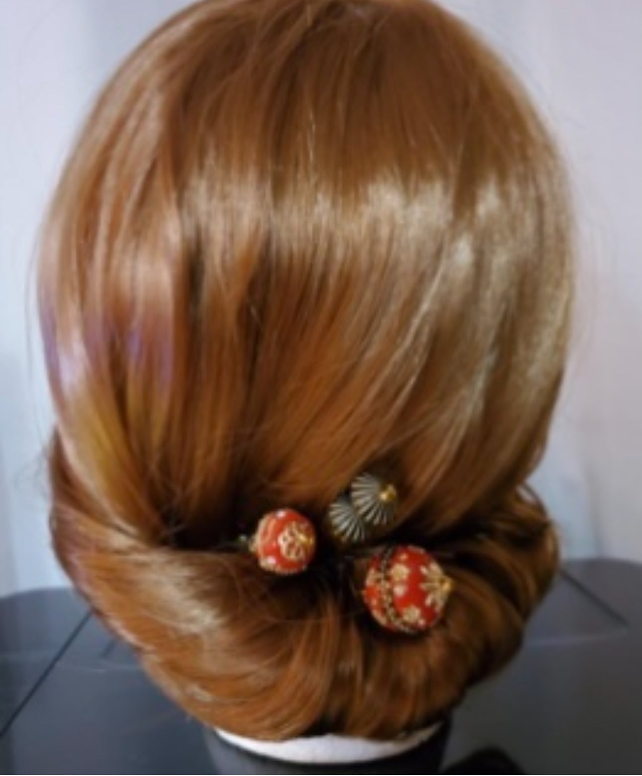 DP-127   ASIA 2/RED BEADS-GLASS DIAMONDS-RED METAL SPHERA