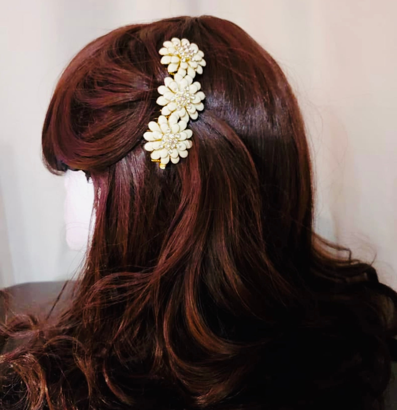 DP-128    DAISIES/OFF WHITE PETALS W/GLASS DIAMONDS