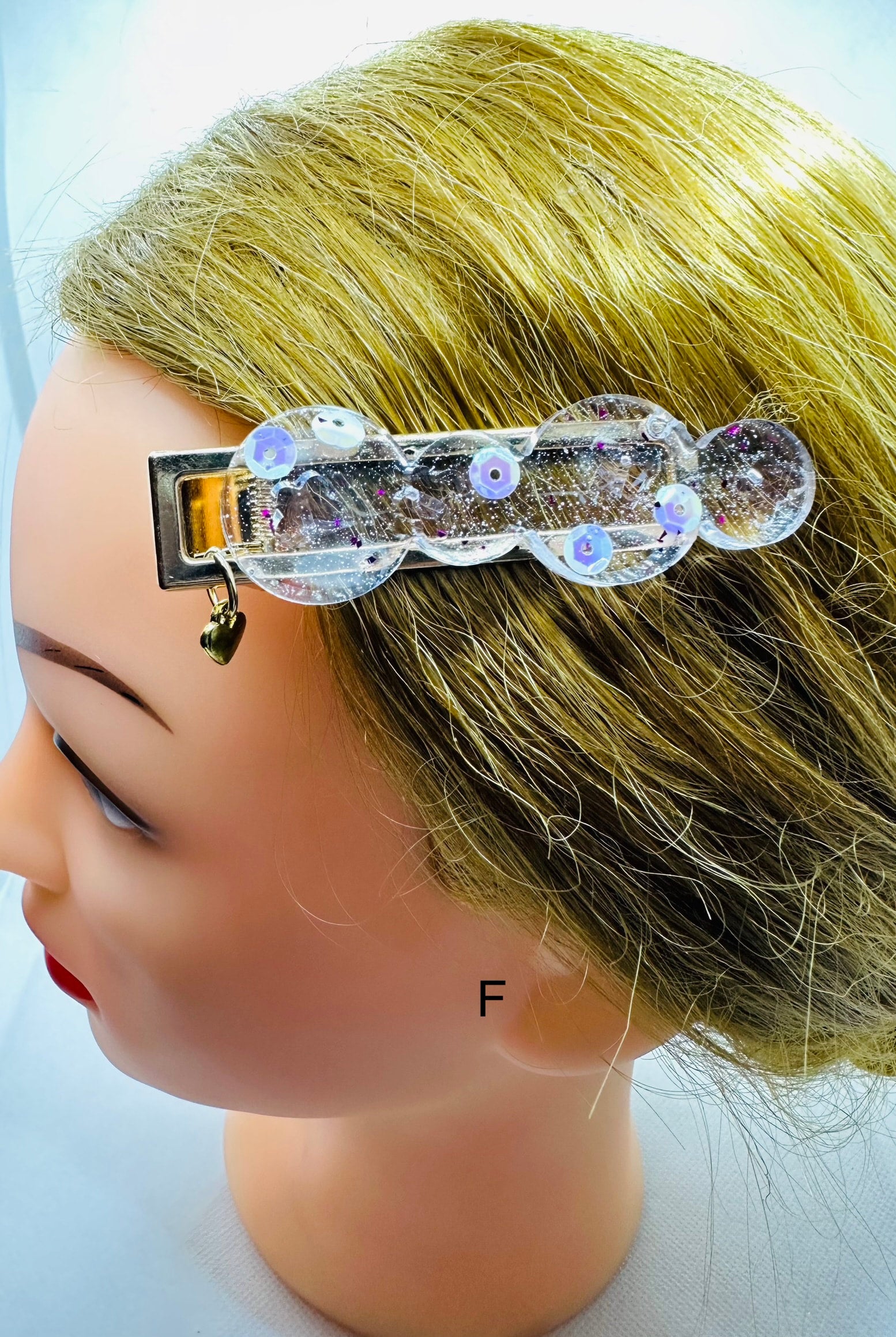 DP-270 FUN CLIPS | WITH COLORFUL BEADS GLITTER, BUTTERFLIES AND MADE WITH RESIN IN GOLD METAL