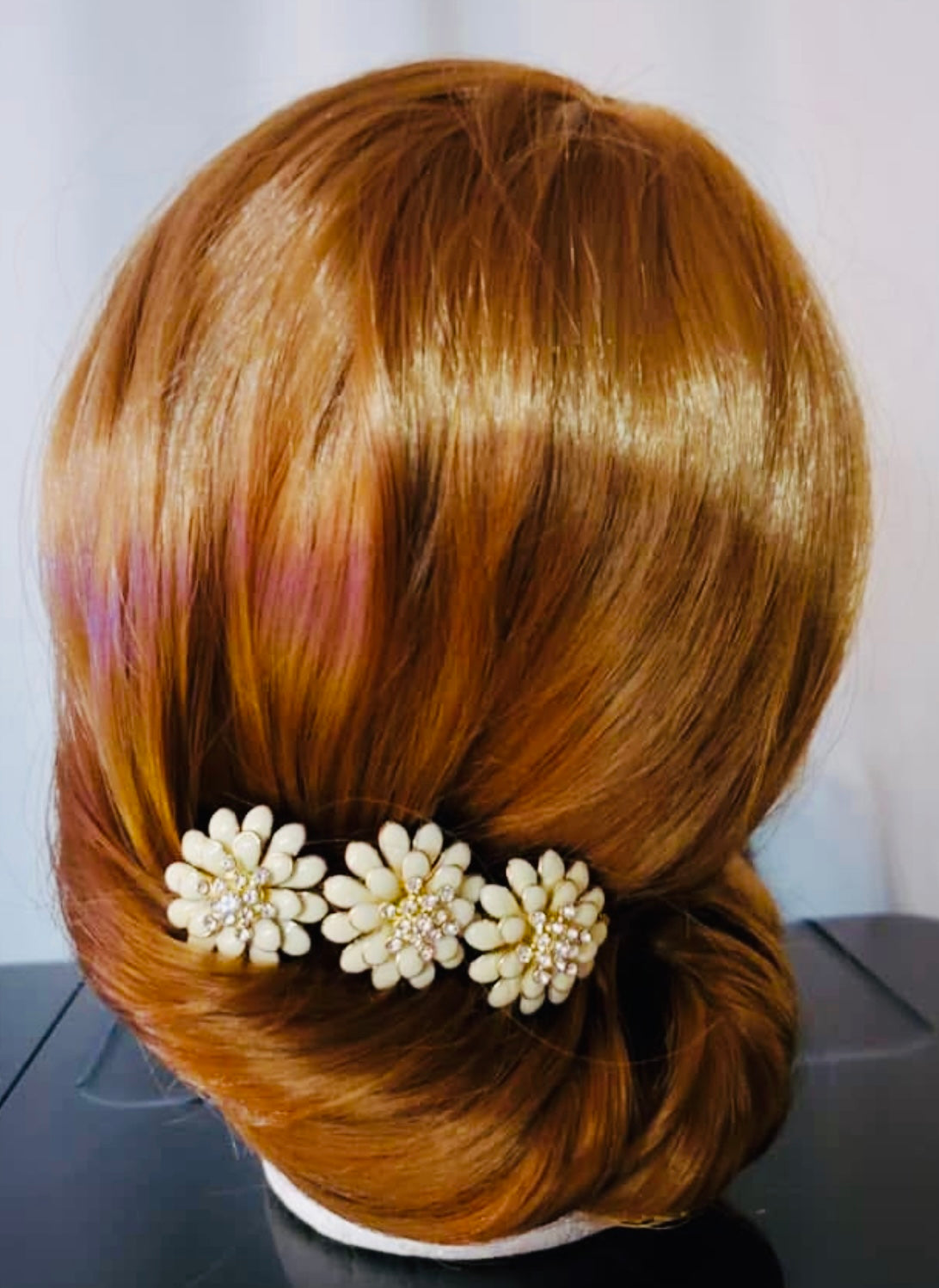 DP-128    DAISIES/OFF WHITE PETALS W/GLASS DIAMONDS